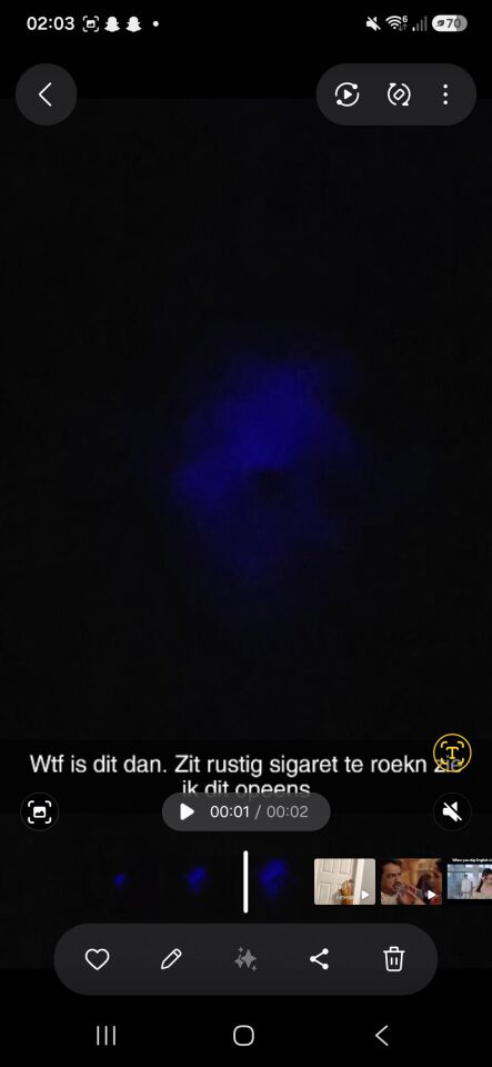 Blauwe diffuse lichtpunten op meerdere plekken die feller en zwakker werden foto
