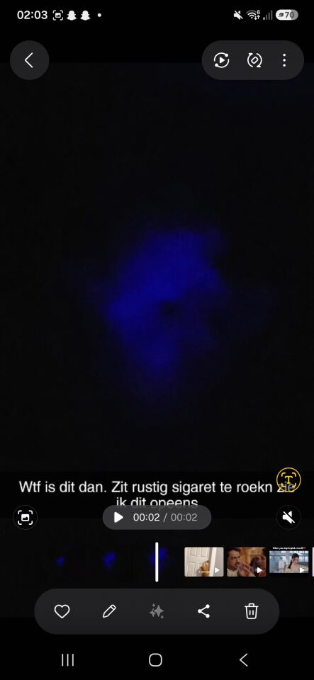 Blauwe diffuse lichtpunten op meerdere plekken die feller en zwakker werden foto