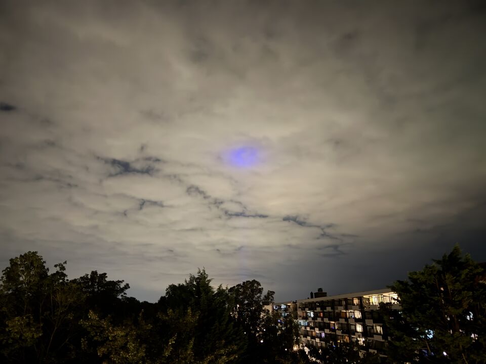 Paars licht even voor tien uur ‘s avonds foto