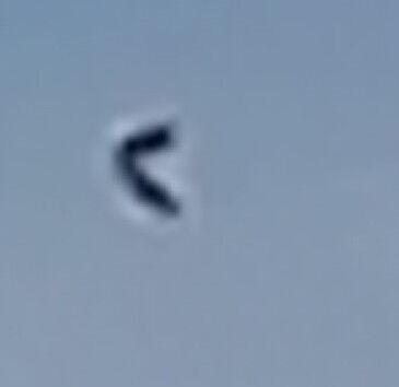 3 zwarte boemerang achtige objecten op een rij foto