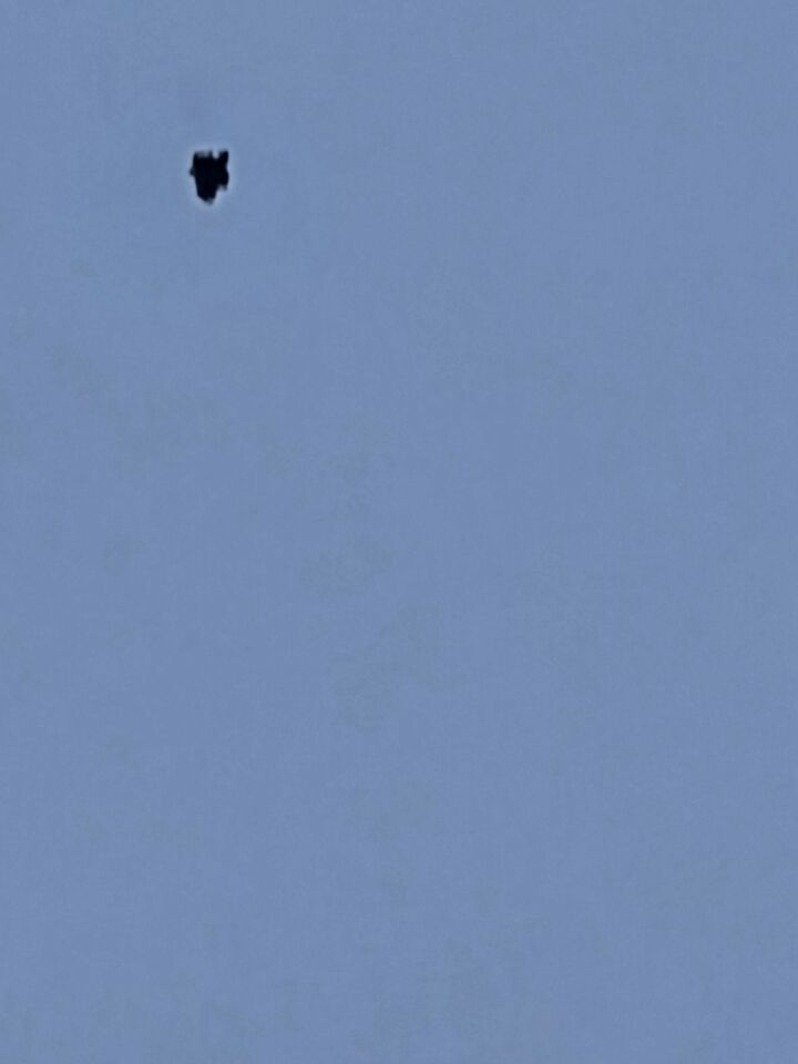 Gitzwart object dat tijdens het vliegen zichtbaar van vorm veranderde foto