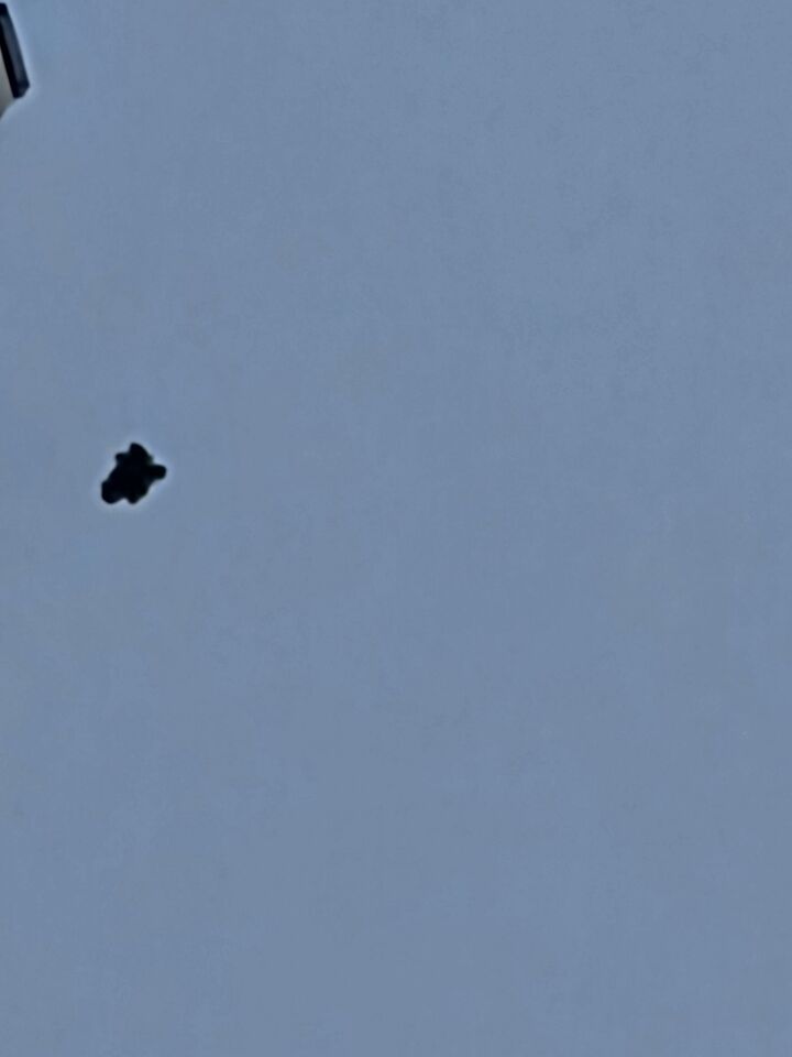 Gitzwart object dat tijdens het vliegen zichtbaar van vorm veranderde foto