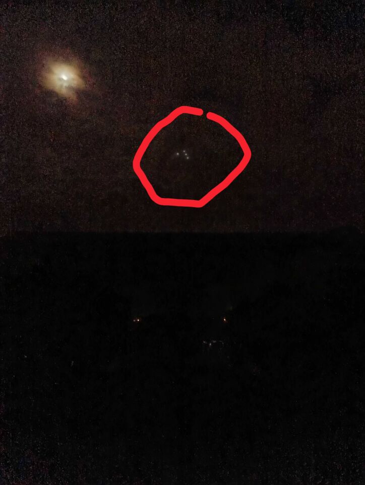 3 of 4 witte lichtpuntjes die vreemd bewogen foto