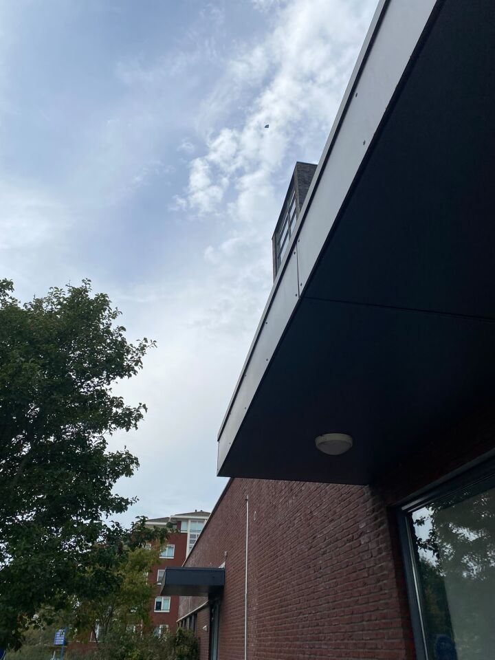 Dit object vloog over me heen. Driehoek donker. foto