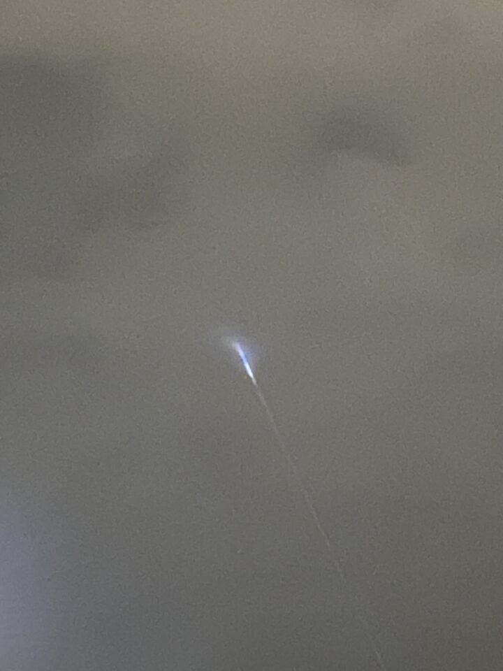 Langwerpig licht in de bewolking. foto