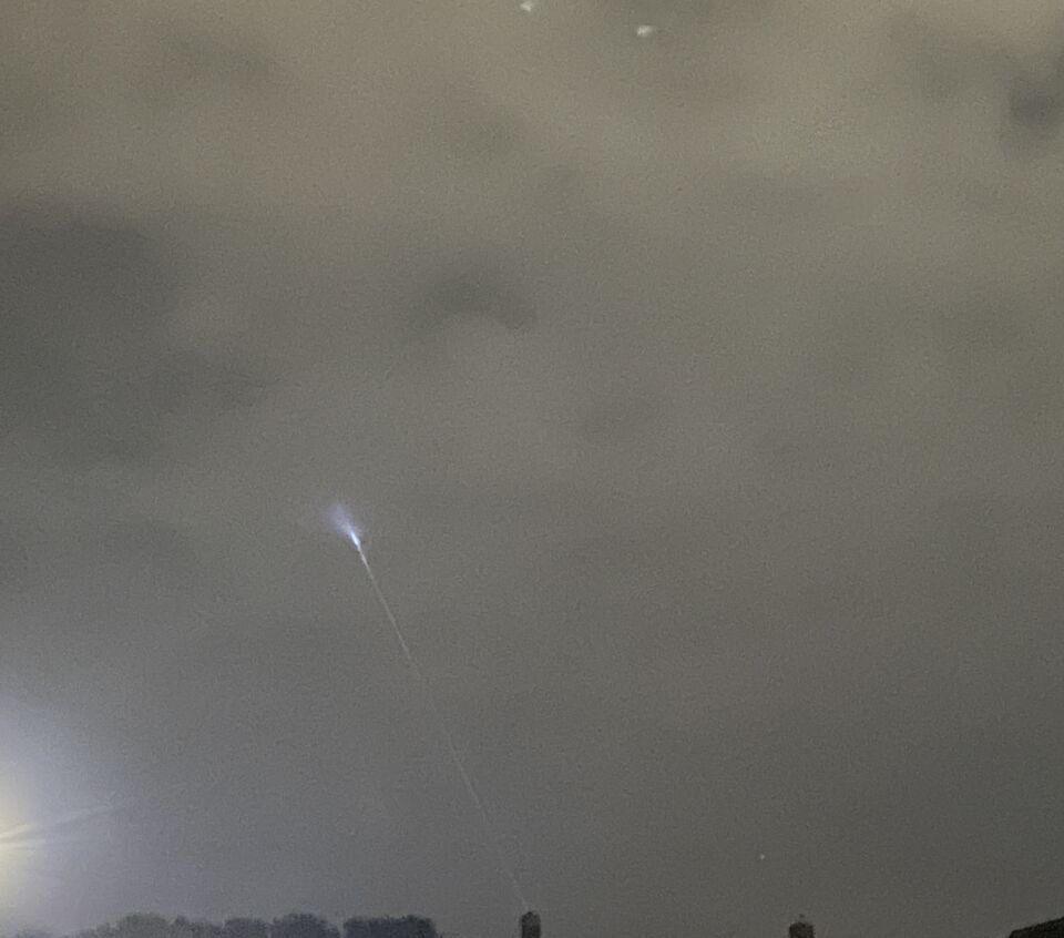 Langwerpig licht in de bewolking. foto