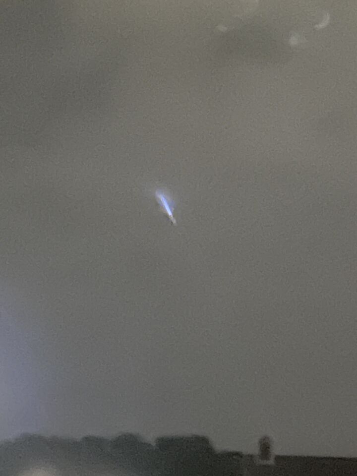 Langwerpig licht in de bewolking. foto