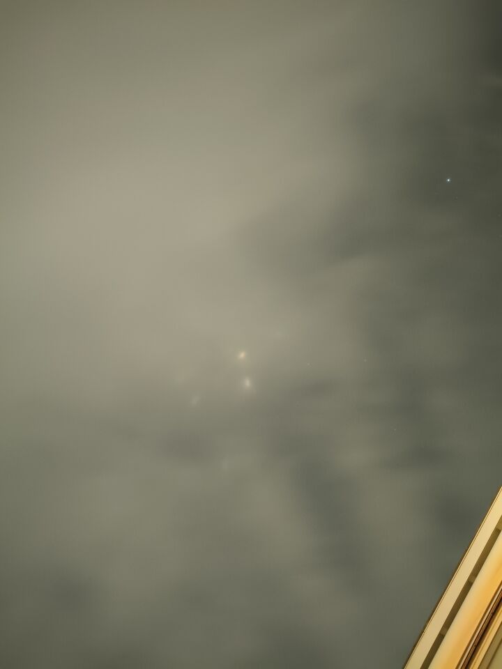 Vreemde lichten in de lucht foto