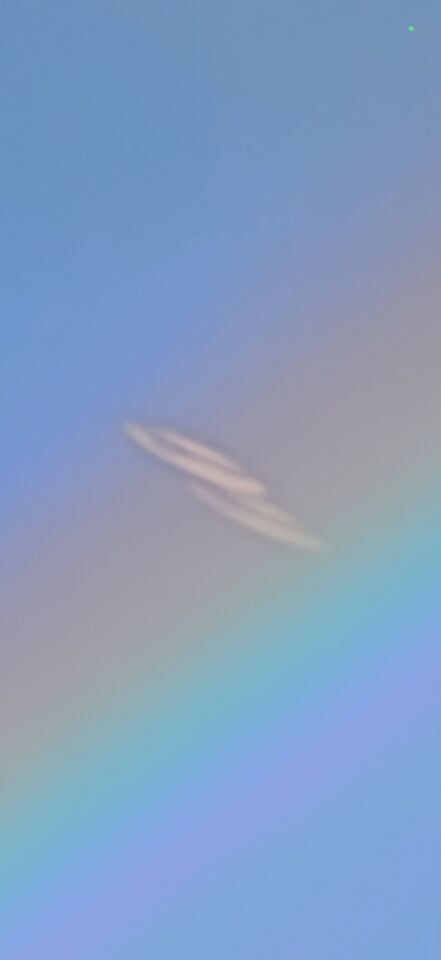 2 ongeïdentificeerde objecten in de regenboog foto