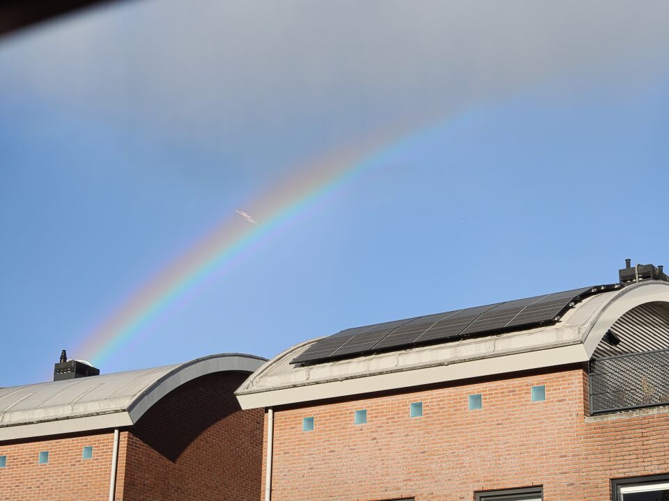 2 ongeïdentificeerde objecten in de regenboog foto