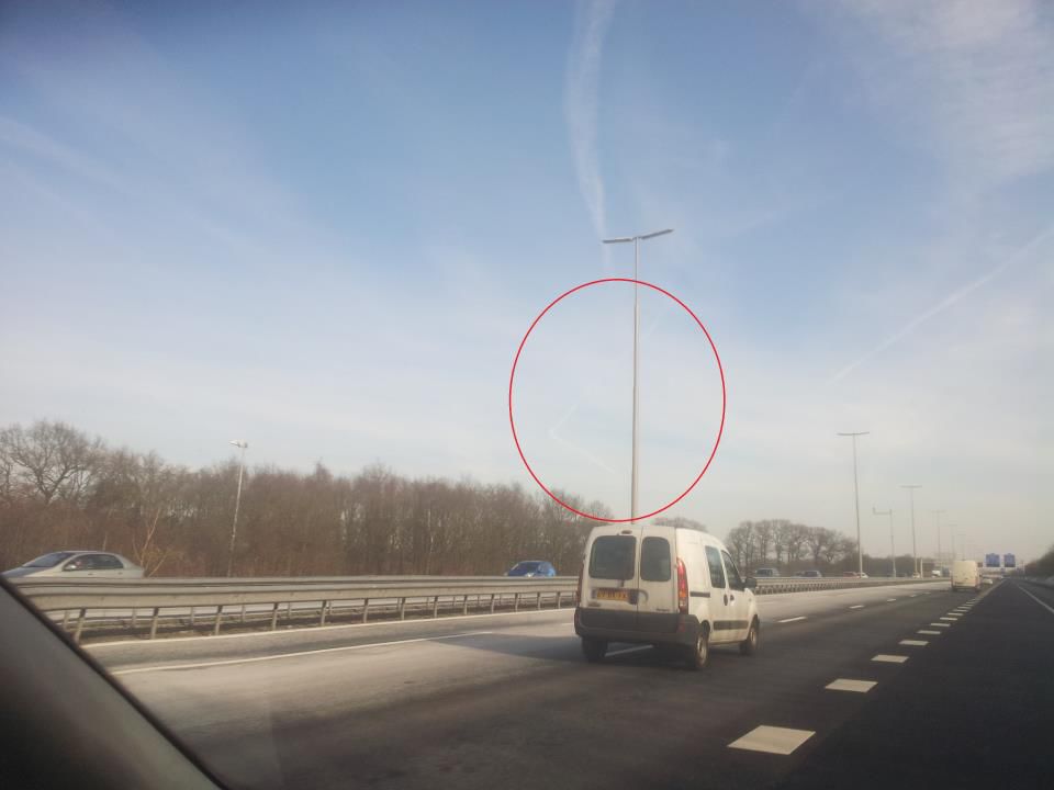 Streep in lucht met ineens een haakse hoek foto