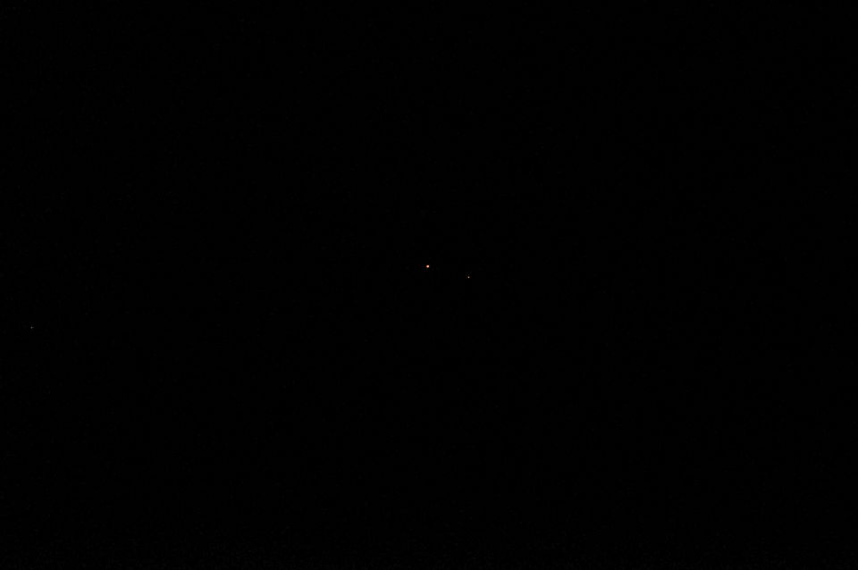 2 oranje lichten en 1 weg vliegend object foto