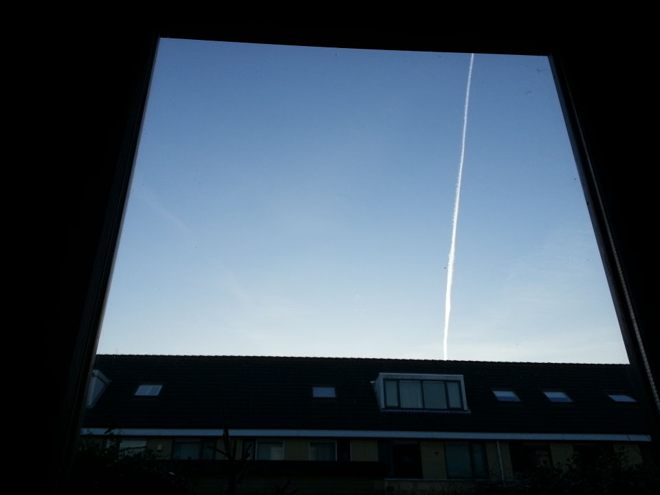 Ufo naast vliegtuig emissie en zig zag emissie spoor foto