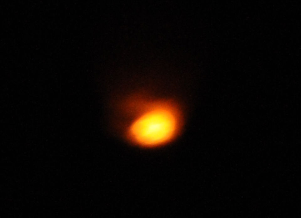 Geel/oranje orb boven Rijssen foto