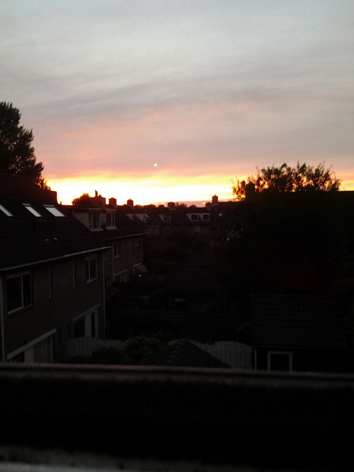 Grote lichtgevende bol boven Alkmaar foto