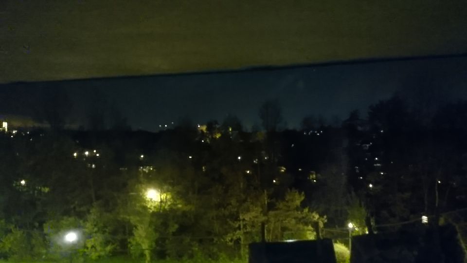 Minimaal 7 UFO's boven Rotterdam foto