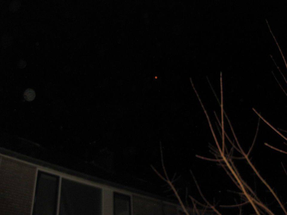 2 Oranje bollen boven Drachten foto