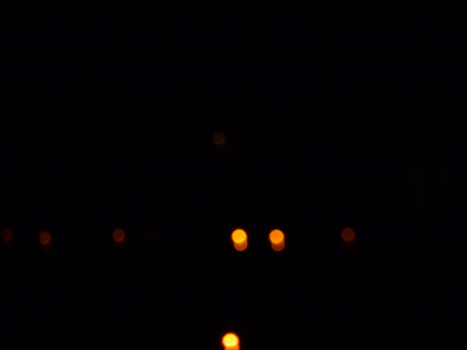 Een lichtpunt boven de stad foto