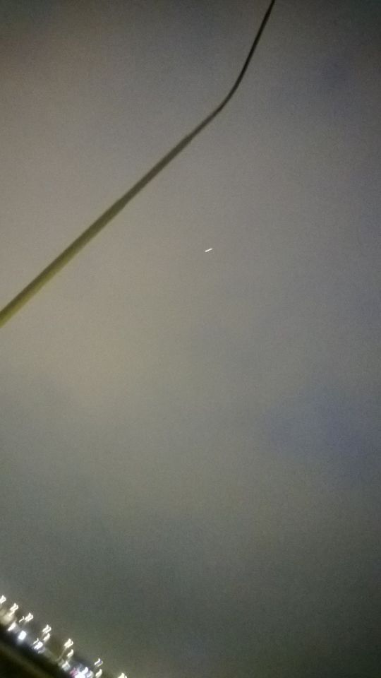 Een Wit Oranje streep van licht boven Pernis foto
