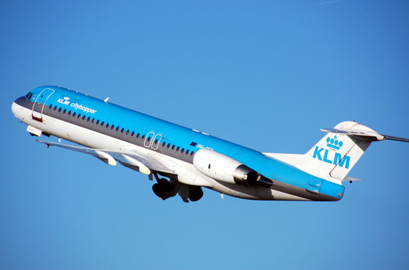 Vleugelig object boven schiphol foto
