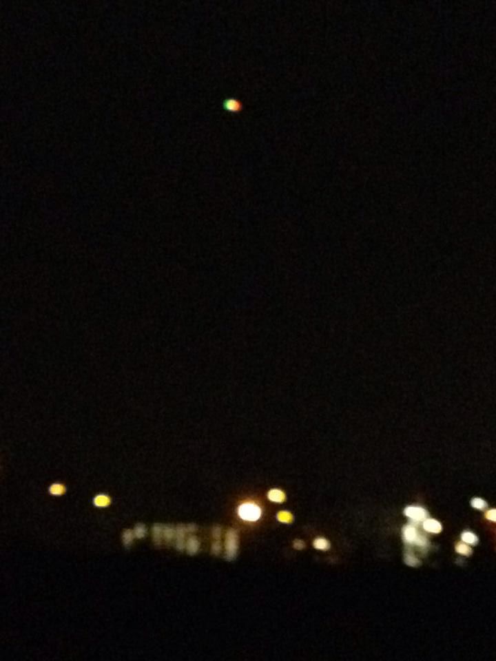 2 groene lampjes en een rode boven het nieuwlantpark in Vlaardin foto