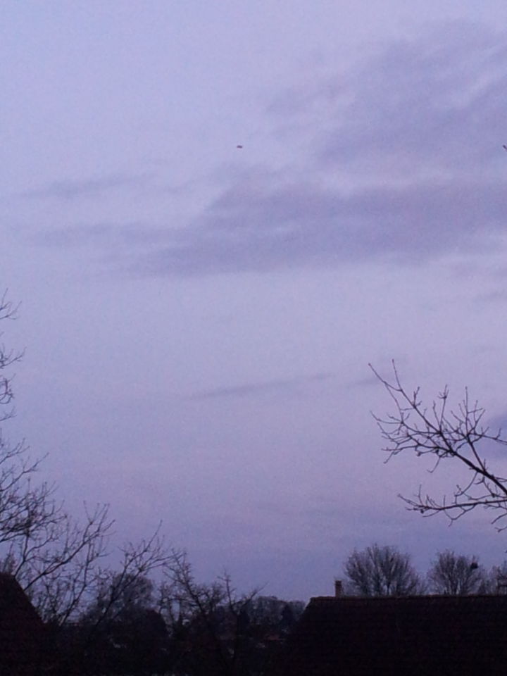 Stilhangend object boven Almelo foto