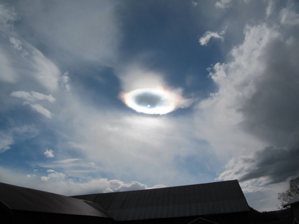 UFO in de wolken foto