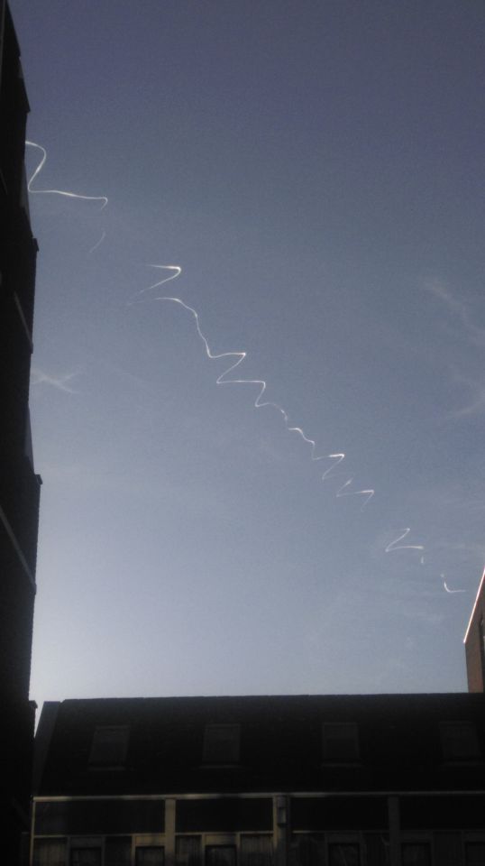 Zigzag waterdamp(?) strepen in de lucht foto