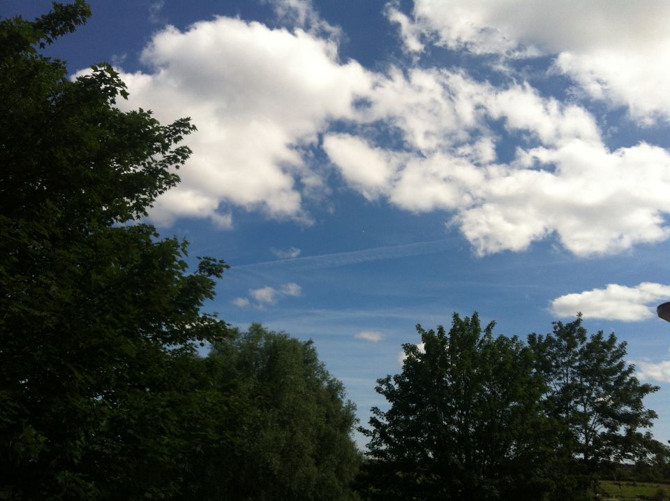 Witte "plastic zak" onder wolken foto