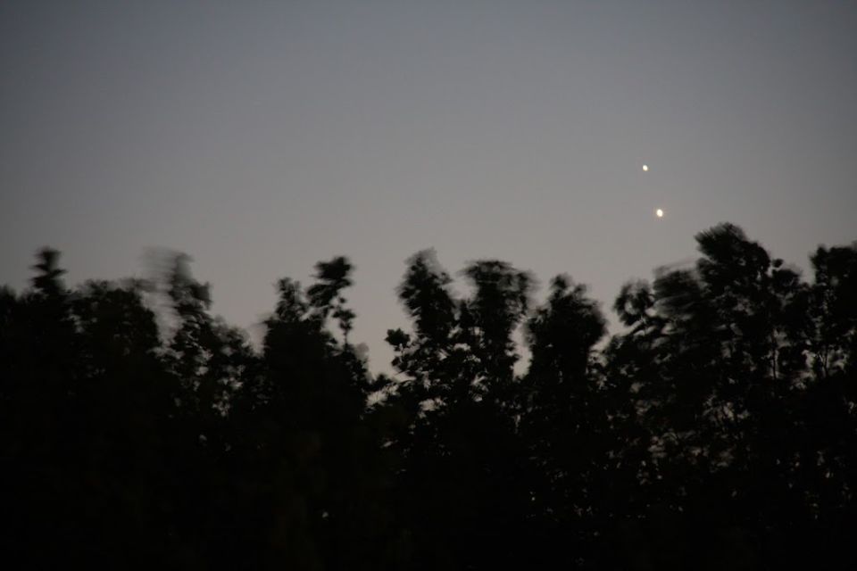 Twee heldere lichten, schijnbaar stilstaand of langzaam bewegend foto