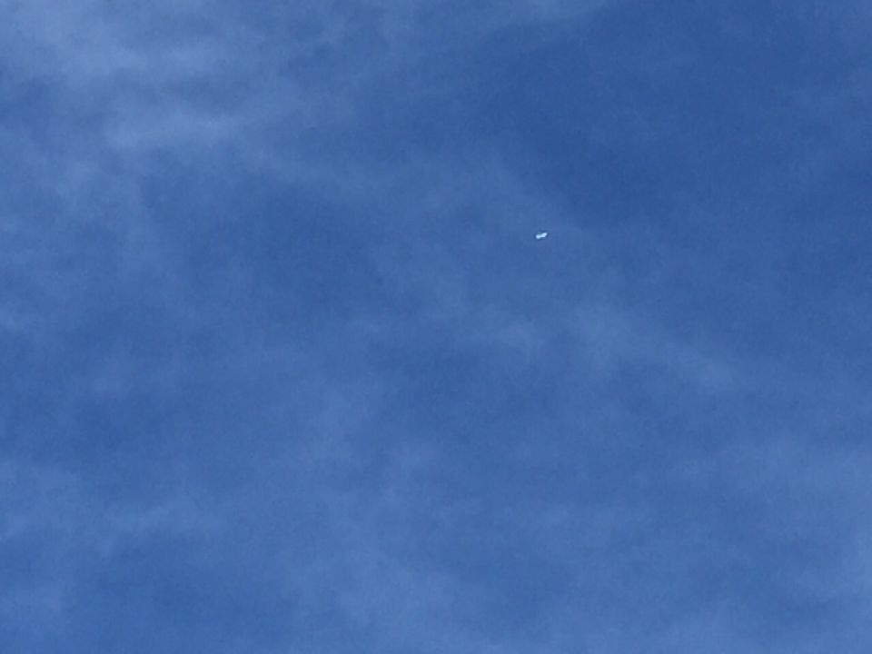 Witte of felle UFO boven Leeuwarden foto