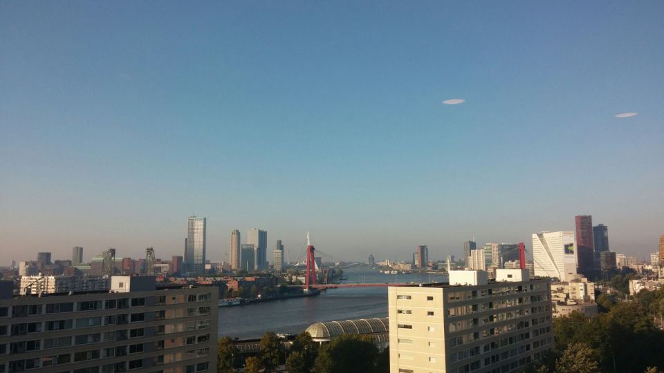 Vreemde voorwerpen in strak blauwe hemel boven Rotterdam foto