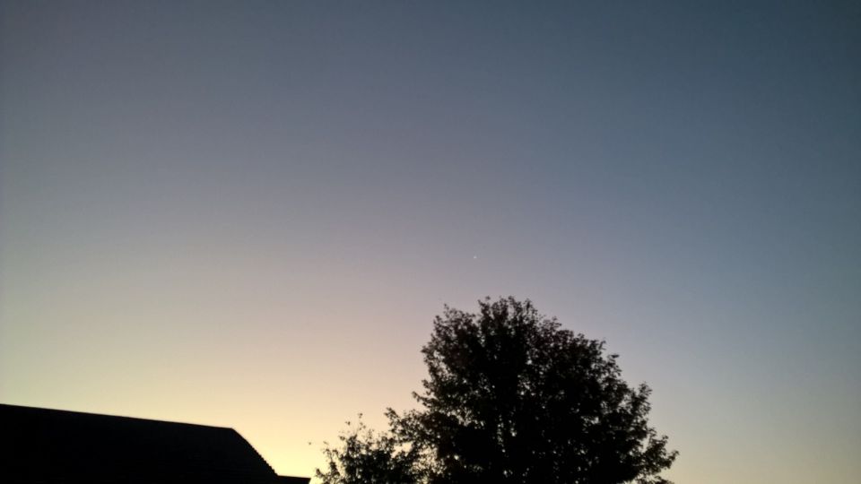 Twee heldere lichten boven Strijen / Dordrecht foto