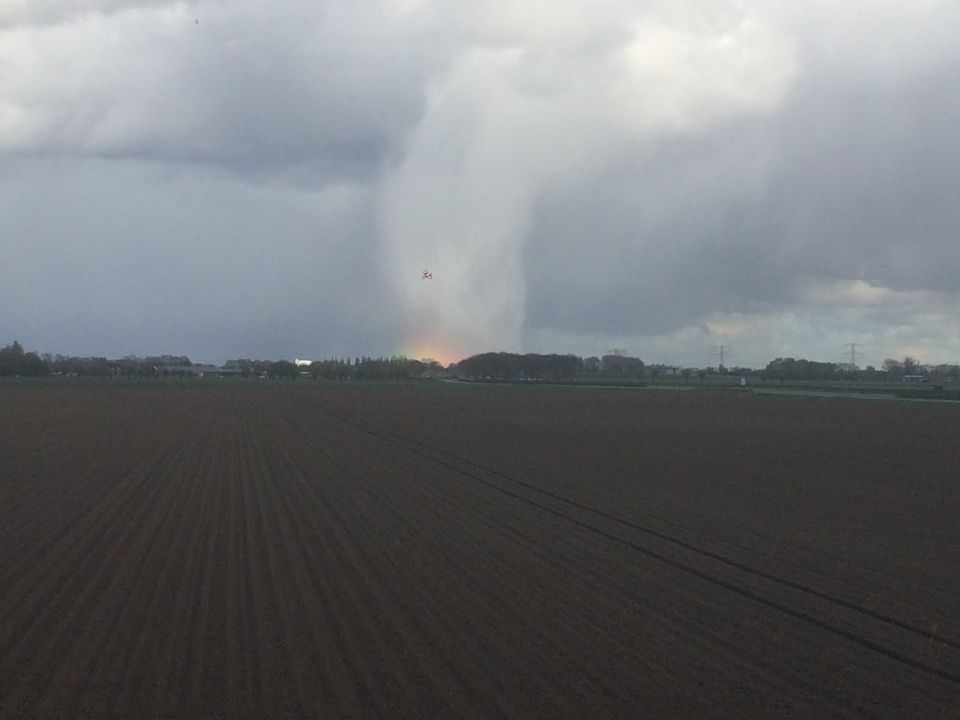 Vreemde bollen boven weiland tijdens natuurverschijnsel foto