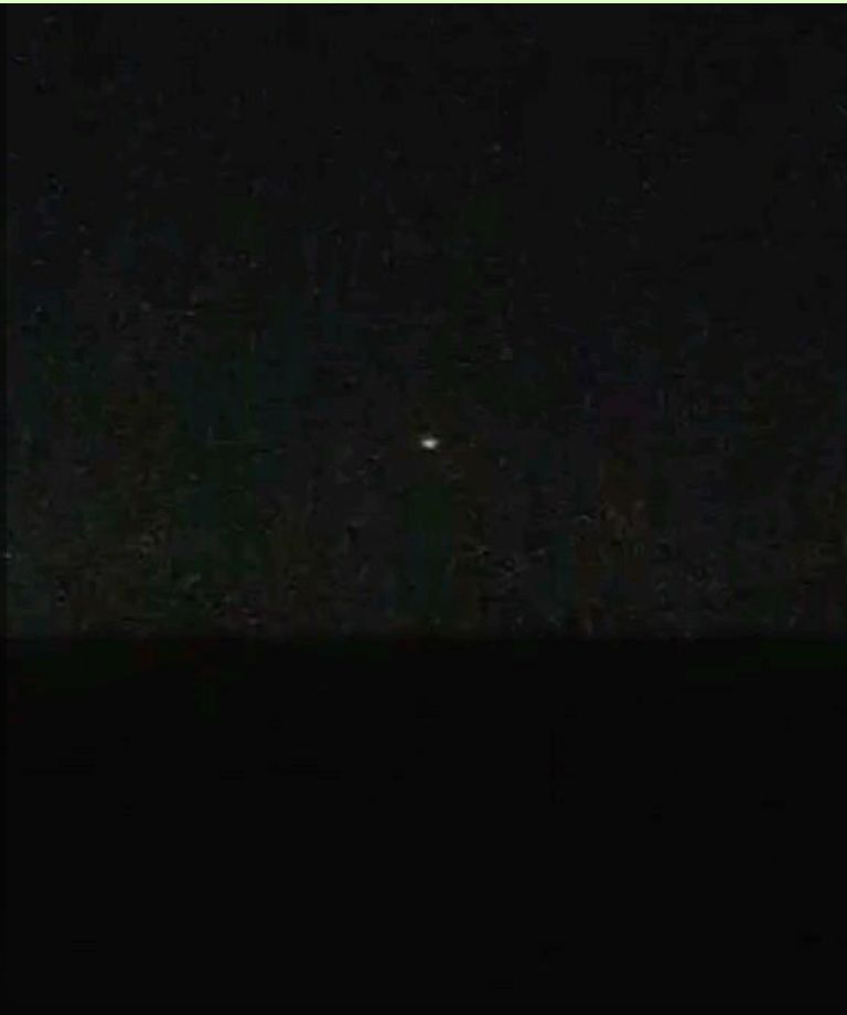 Schotelvormig object knipperende lichten van links naar rechts foto