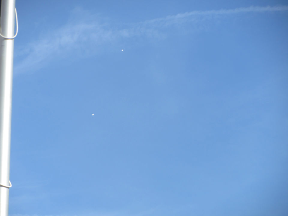 2 heldere witte bollen boven Noordwijk foto