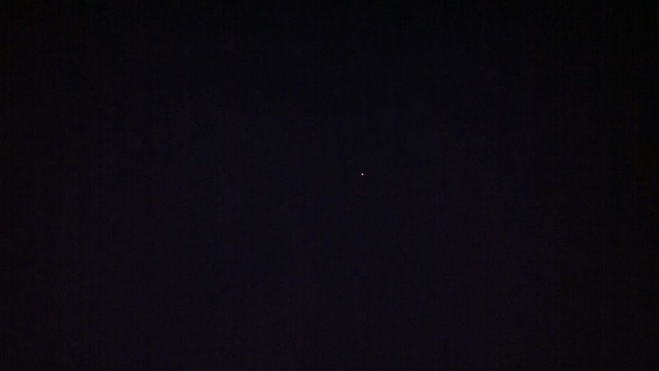 Vliegend object met knipperlicht lijkt op opsteigende ster boven Zwolle foto