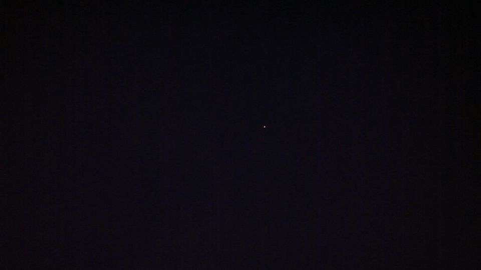 Vliegend object met knipperlicht lijkt op opsteigende ster boven Zwolle foto