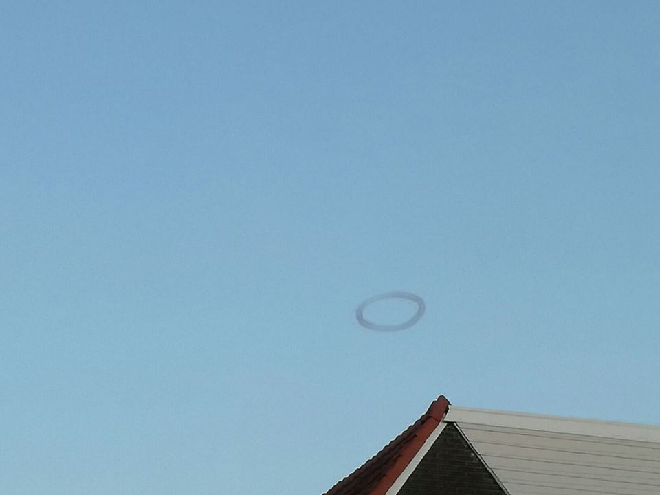 Zwarte cirkel boven Hellevoetsluis foto