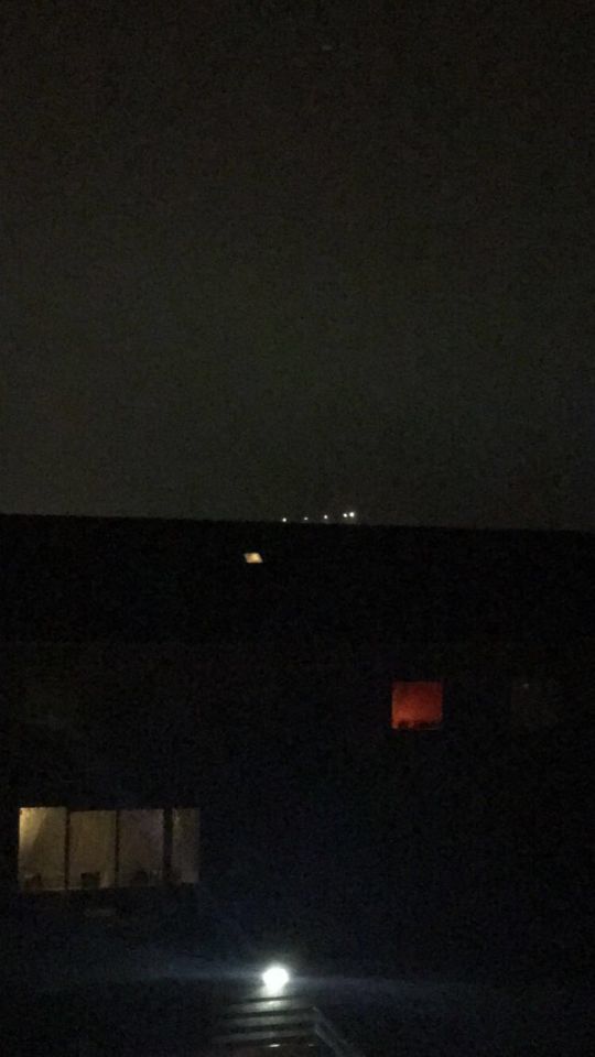 Felle lampen in cirkel boven almere foto