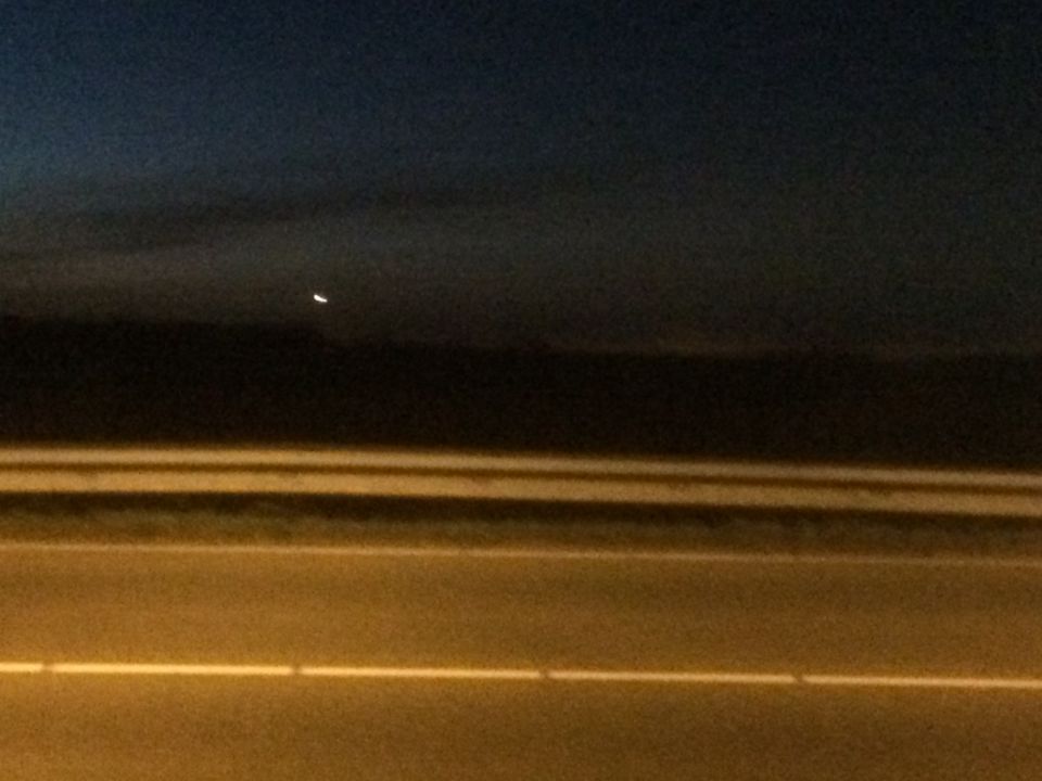 Een grote UFO in de verte foto