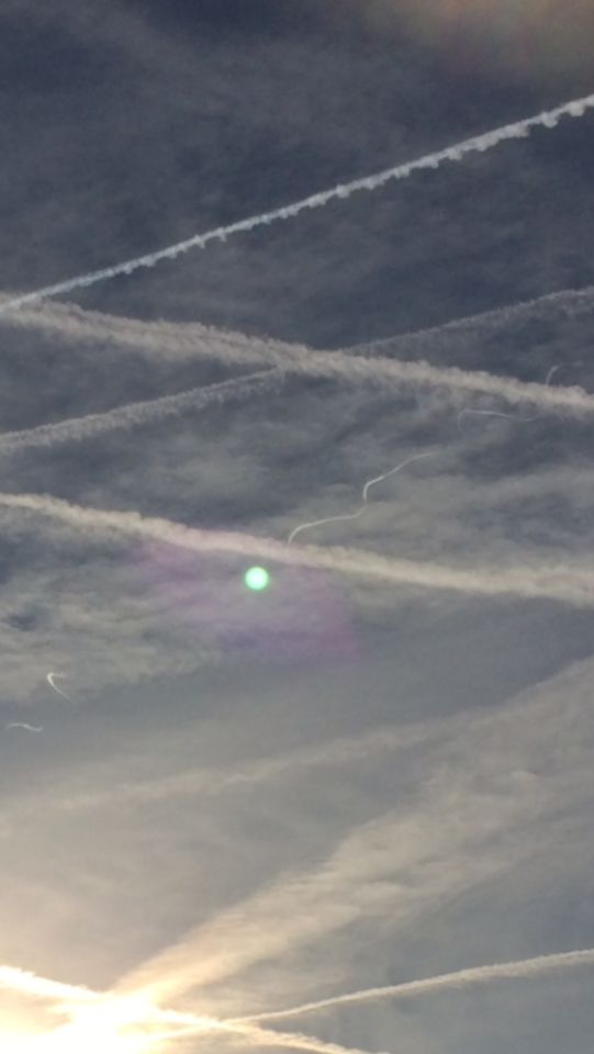 Vreemd patroon vliegtuig track en lichtbol foto