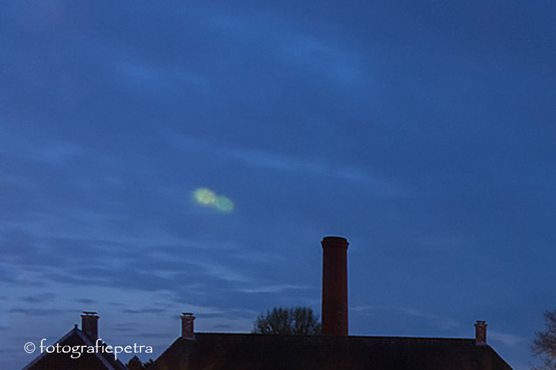 Twee groene geschakelde lichtgevende cirkels met bolletjes rondom foto