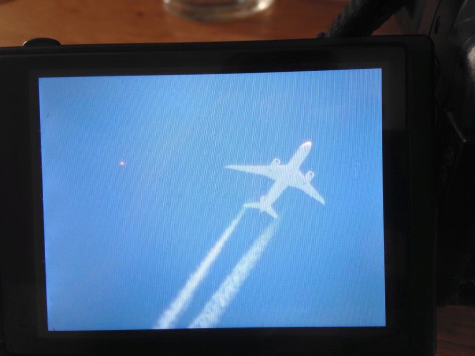 Rode bol naast een vliegtuig foto