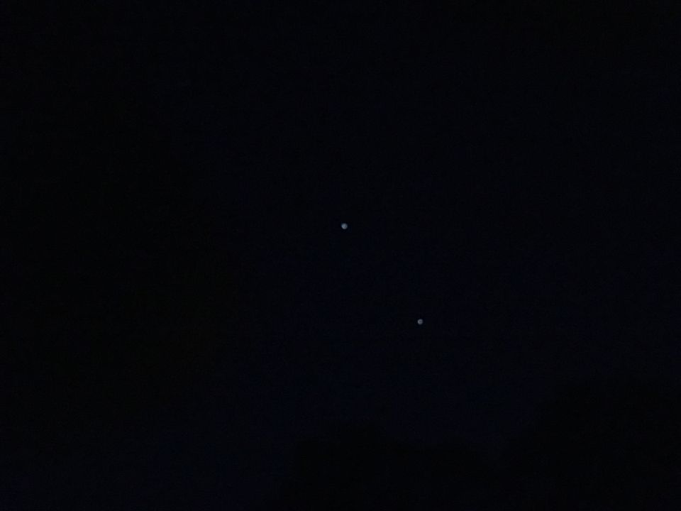Driehoek van lichtpunten in de buurt van planeet Jupiter. foto