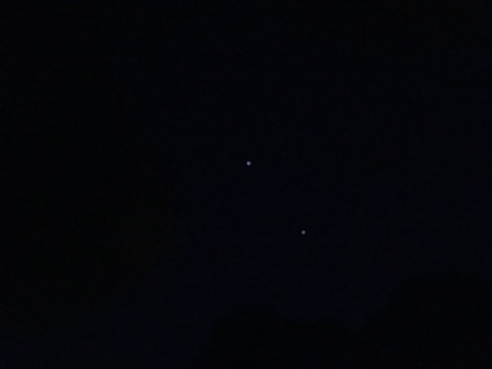 Driehoek van lichtpunten in de buurt van planeet Jupiter. foto