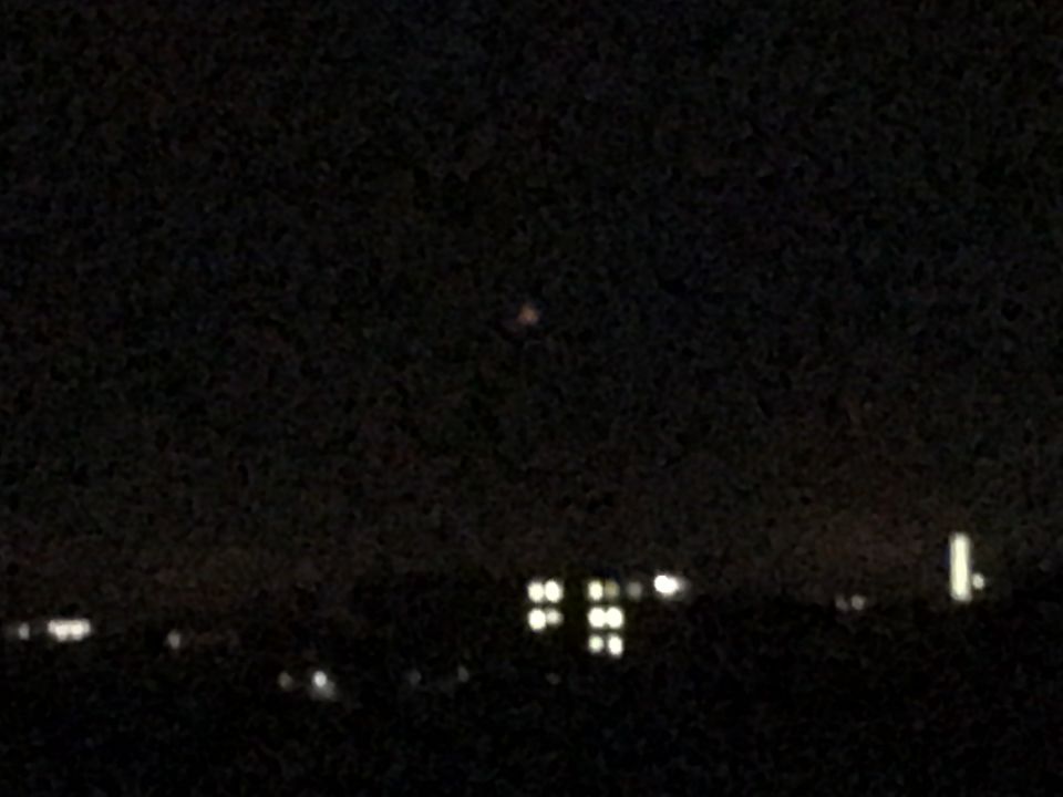 Pulserend rood oranje licht. Neemt verschillende vormen aan. Verdwijnt later. foto