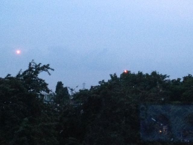 Feloranje bol me 2 kleinere lichtjes 2 stuks die lijnrecht naast elkaar vlogen foto