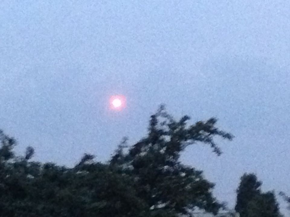 Feloranje bol me 2 kleinere lichtjes 2 stuks die lijnrecht naast elkaar vlogen foto
