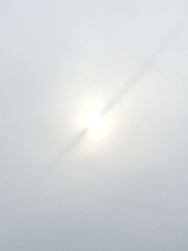Zwarte lijn voor de zon foto